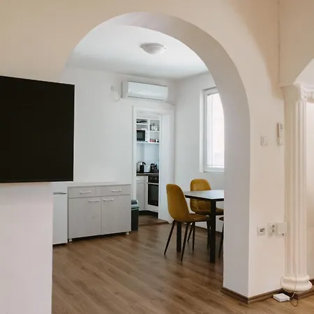 Near Center With Balcony And Free Parking Apartamento