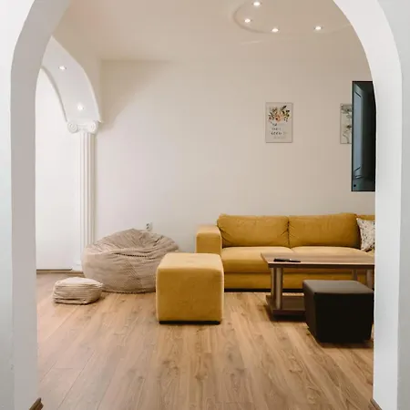 Near Center With Balcony And Free Parking Apartamento
